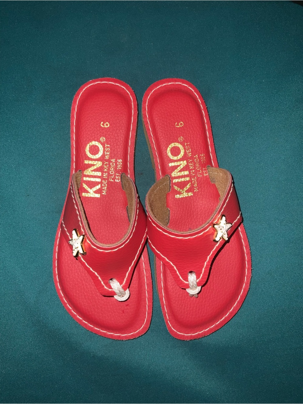 KINO Ladies Lily’ Bright Red Star Accent, Never Worn, Thong Beach/Lounge Sandals